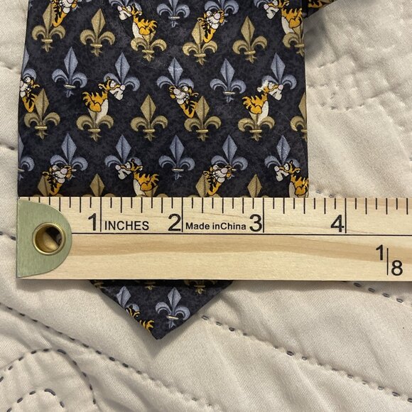 The Disney Store - Tigger - Fleur De Lis Design Men's 100% Silk Neck Tie 3.75x62 - Picture 7 of 9